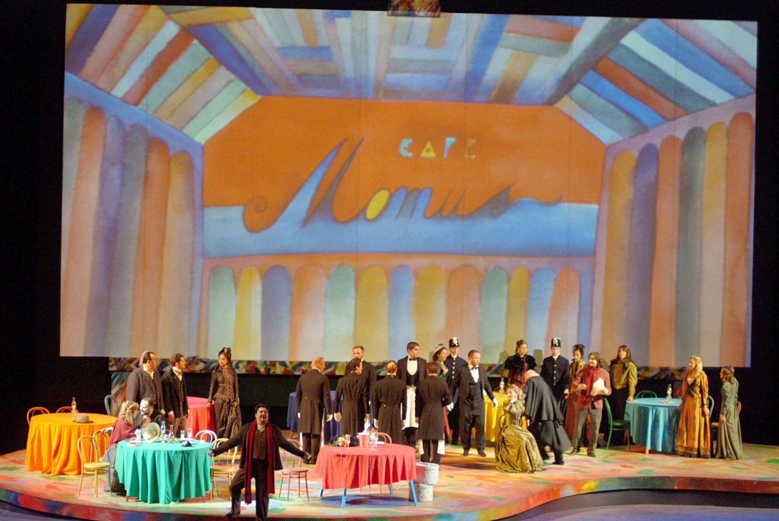 La Bohème, scena del Café Momus con gli interpreti sul palcoscenico