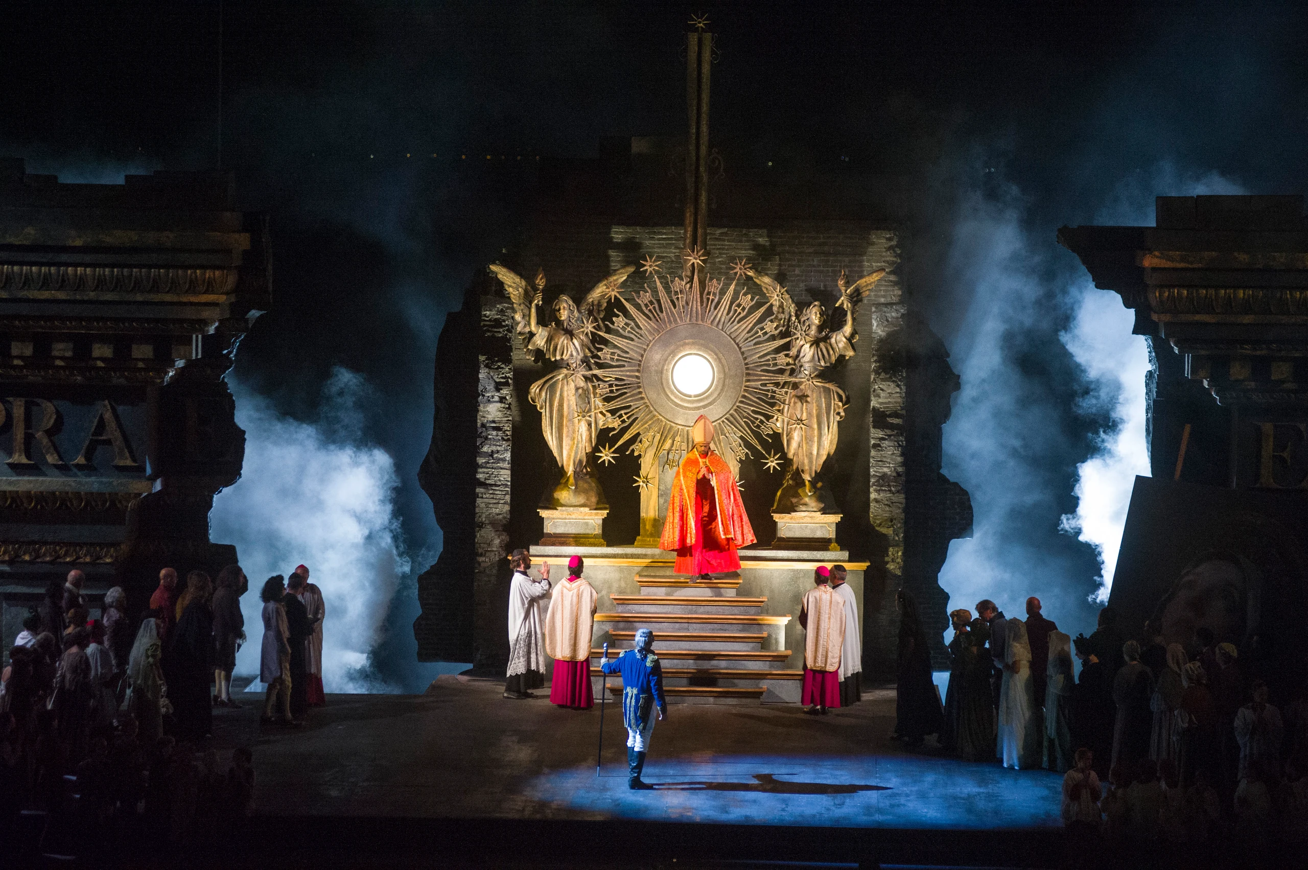Scena di Tosca al Festival Puccini, con l’altare dorato e gli interpreti sul palcoscenico