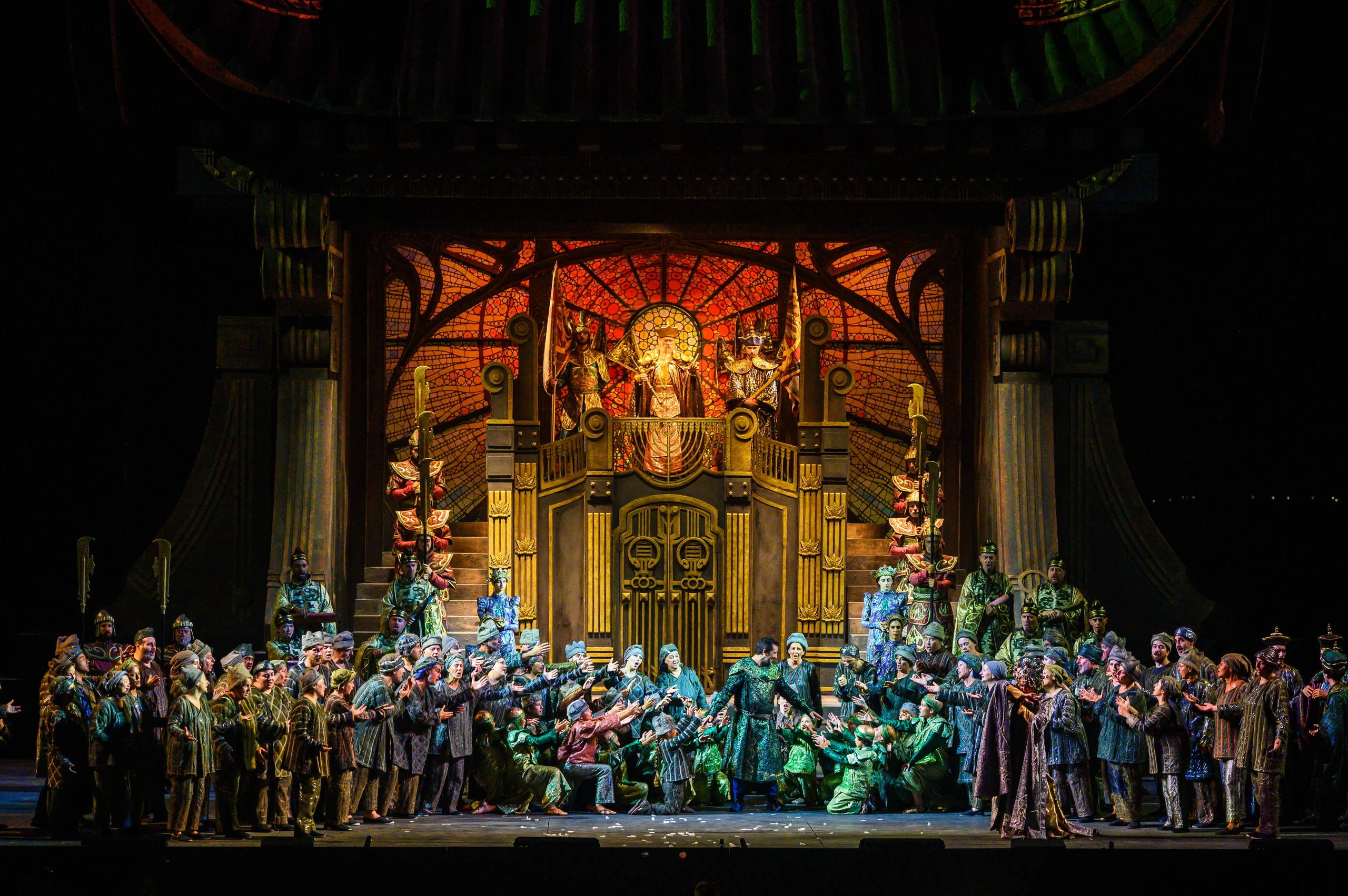 Scena di Turandot al Festival Puccini, con il trono imperiale e il coro sul palcoscenico